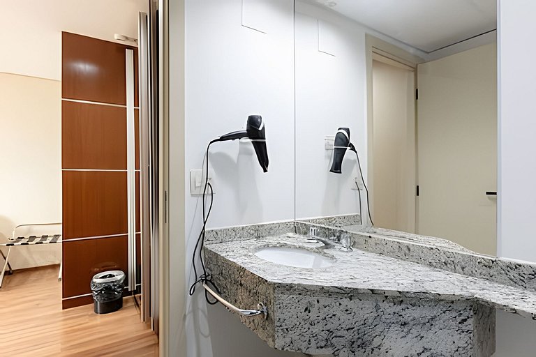 Flat espaçoso c/copa localização privilegiada 1802